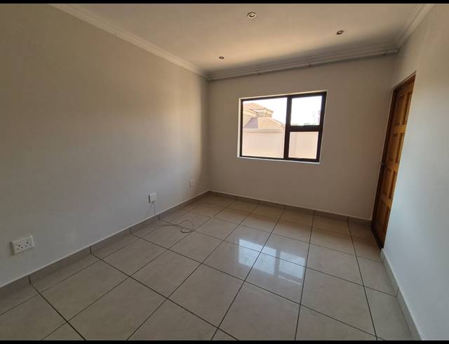 3 BEDROOM TOWNHOUSE FOR SALE IN VANDERBIJLPARK SW 5